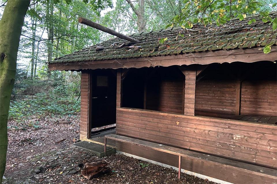 Da war viel Kraft dabei: Diesen Baumstamm haben unbekannte durch das Dach der Radhütte gestoßen.