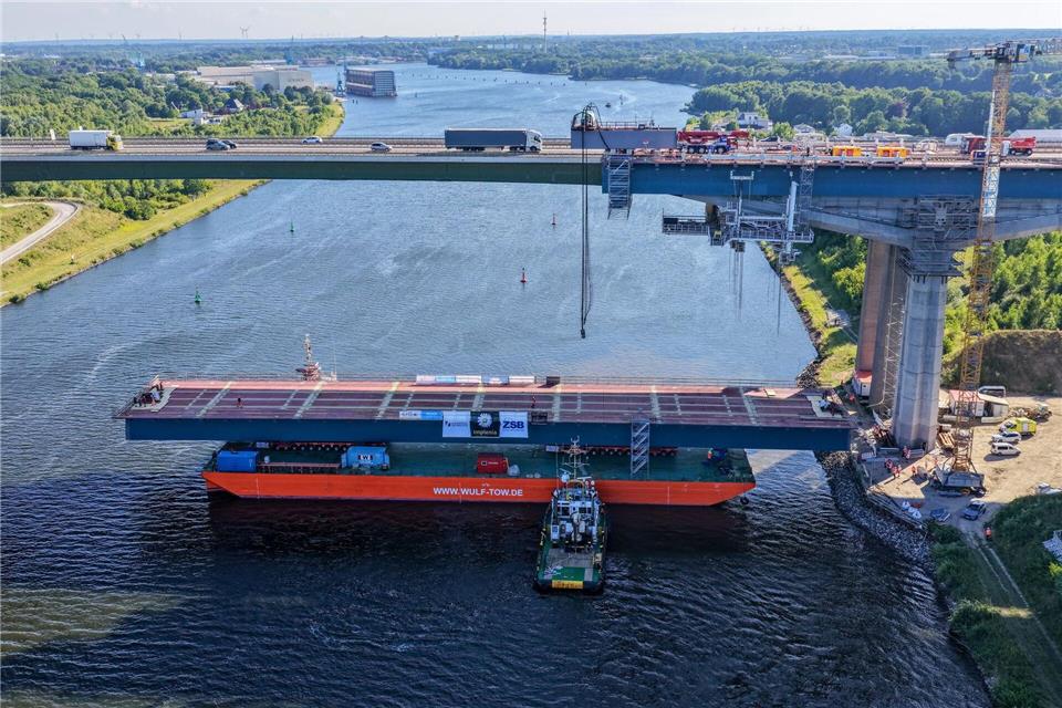 Dabei kamen vier sogenannte Hydraulik-Pressen zum Einsatz.Bodo Marks/dpa