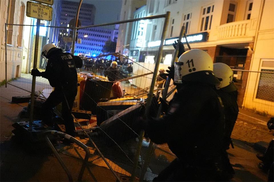 Dabei mussten sie teils über Barrikaden steigen beziehungsweise sie wegräumen.Marcus Brandt/dpa