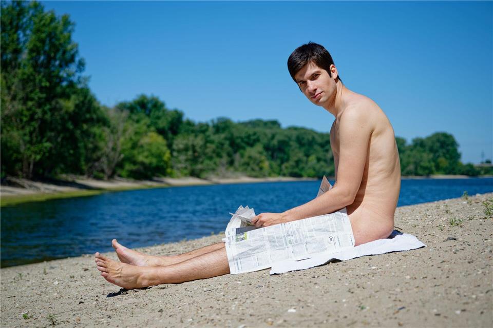 Dabei sollen die Teilnehmer auf den von Ferrat organisierten FKK-Swinger-Urlaub im August in Frankreich vorbereitet werden. Uwe Anspach/dpa