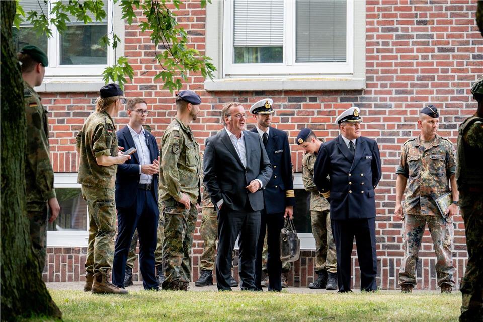 Dabei sprach Pistorius mit Soldatinnen und Soldaten in Ausbildung.Hauke-Christian Dittrich/dpa