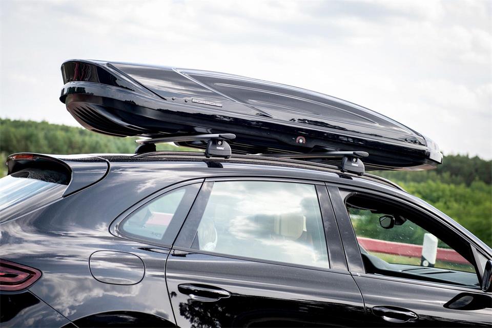 Dachbox nach dem Urlaub noch drauf? Wer sie im Alltag nicht braucht, sollte sie abmontieren – sonst verbraucht sie nur unnötig Sprit.picture alliance/dpa/dpa-tmn