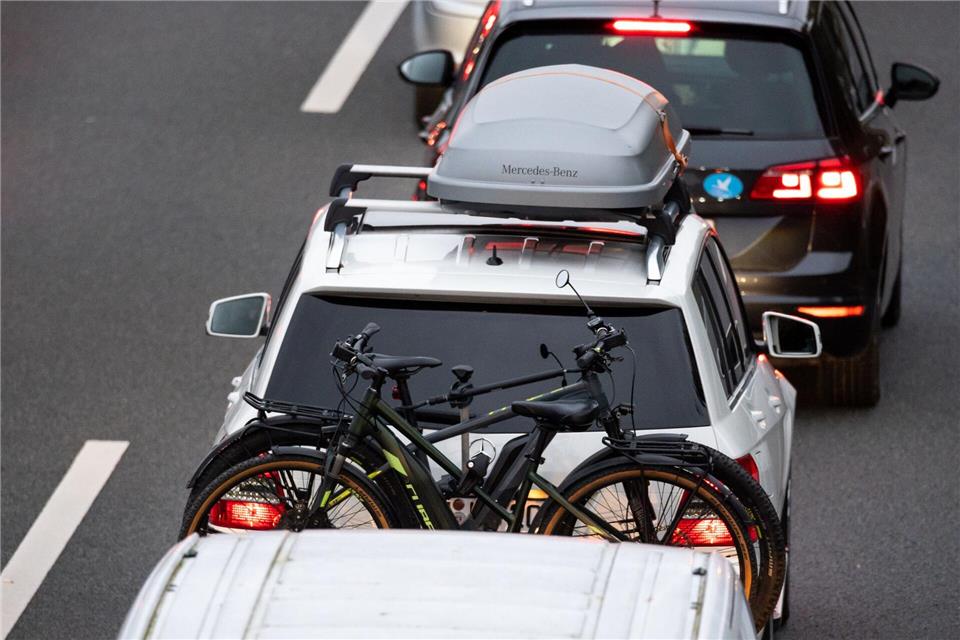 Dachboxen und Fahrradträger sollten nach dem Urlaub entfernt werden, um den Luftwiderstand und Spritverbrauch zu senken.Jonas Walzberg/dpa/dpa-tmn