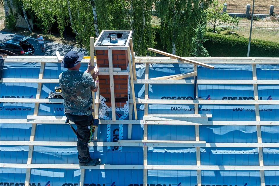 Dachdecker haben von oben einen guten Überblick. (Symbolbild) Frank Hammerschmidt/dpa