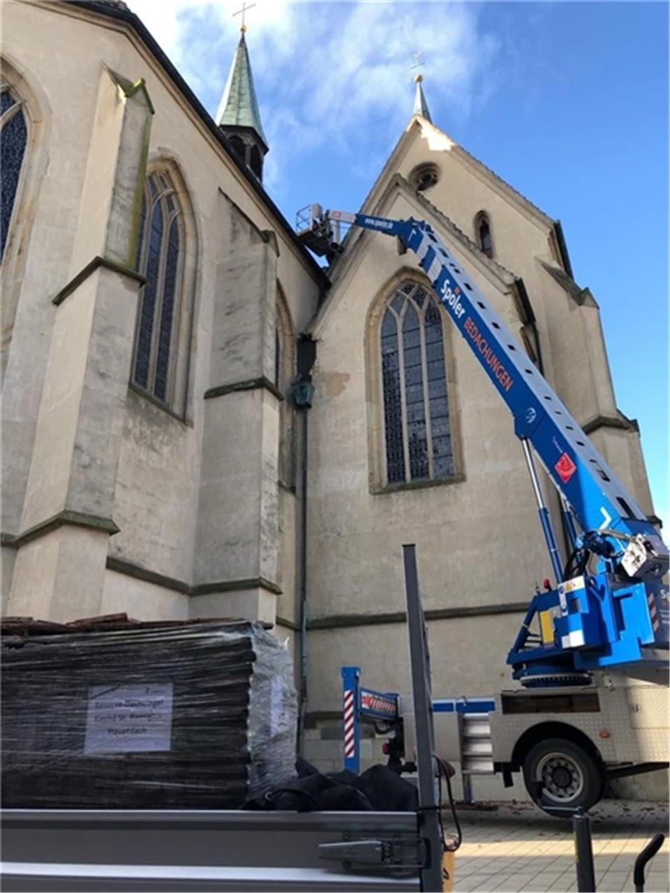 Dachziel wurden am Samstag an der Remigius-Kirche ersetzt. 
