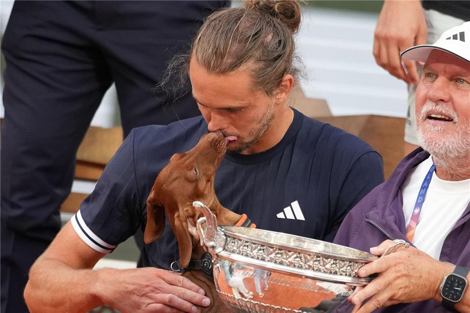 Dackel-Kuss fürs Herrchen - Zverev gewinnt French OenChristophe Ena/AP/dpa