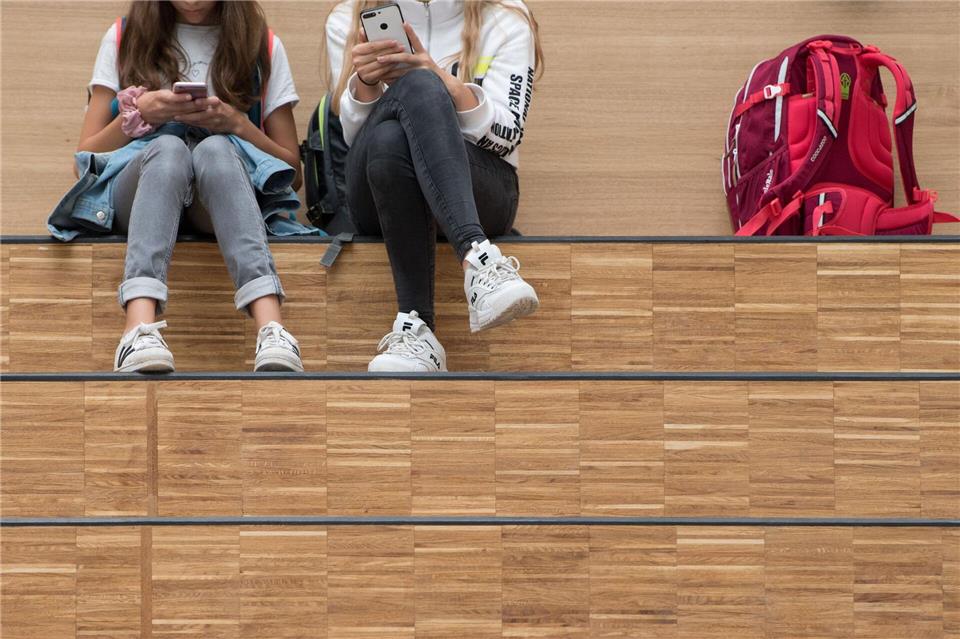 Smartphone in der Schule - was dafür und was dagegen spricht Daddeln in der Pause – Bewegung und Gespräche kommen da zu kurz, warnen Experten. (Symbolbild)Sebastian Kahnert/dpa-Zentralbild/dpa