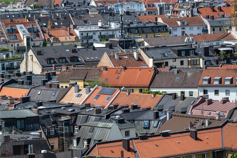 Dächer in München. Die Immobilienumsätze in Bayern sind 2025 kräftig gewachsen. (Symbolbild)Peter Kneffel/dpa
