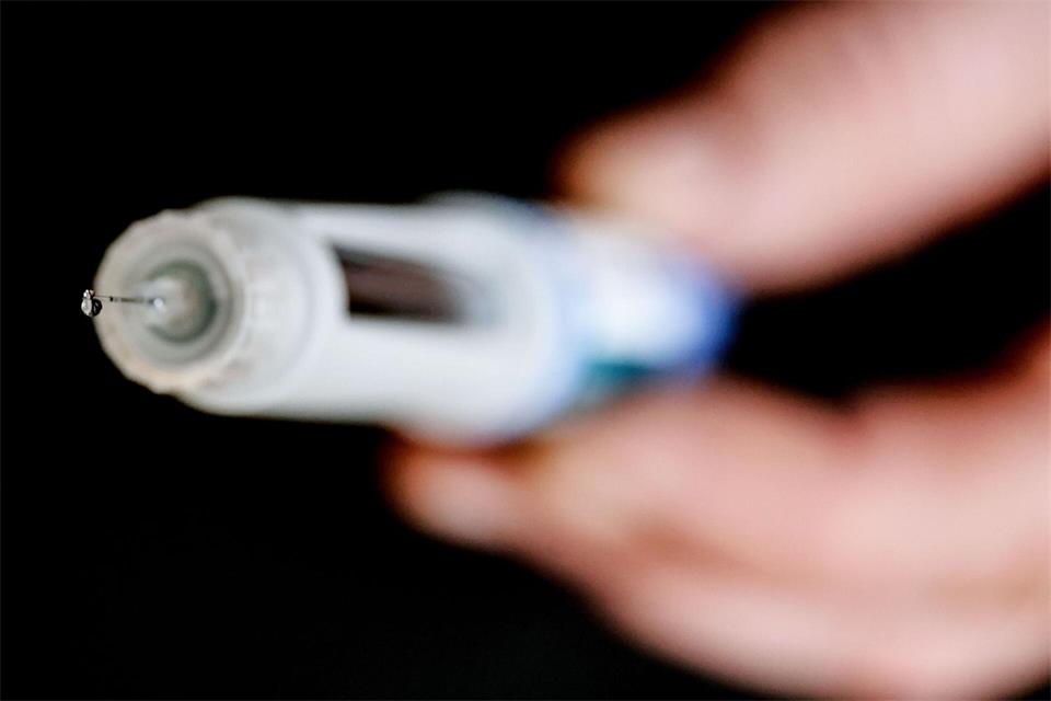 Dämpfen das Hungergefühl und lassen Nahrung länger im Magen verweilen: So wirken sogenannten GLP-1-Agonisten - in Alltagssprache: Abnehmspritze bzw. Abnehmtablette. Roberto Pfeil/dpa