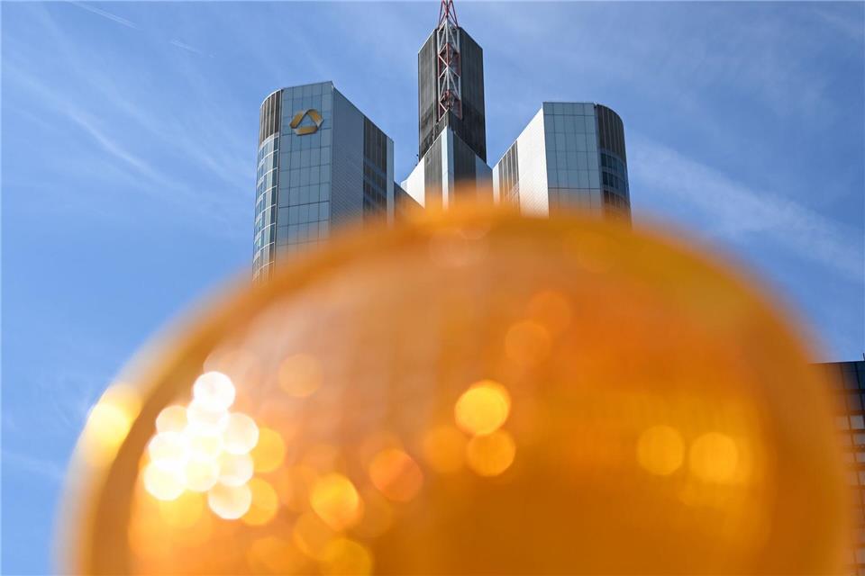 Dämpfer im dritten Quartal, aber Kurs auf Milliardengewinn 2025: Die Commerzbank in Frankfurt. (Archivbild)Arne Dedert/dpa