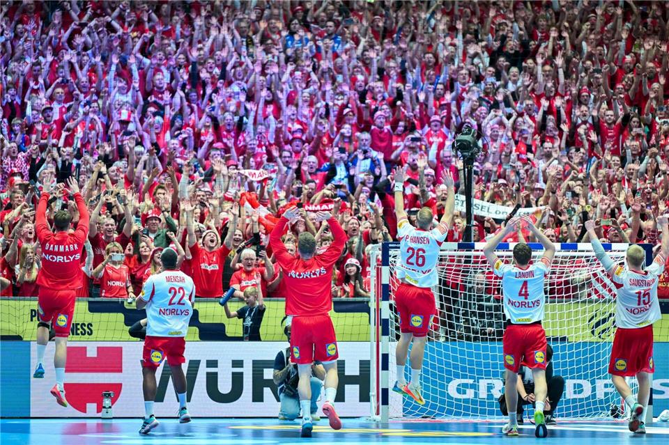 Dänemark feiert den Finaleinzug mit seinen Fans.Sina Schuldt/dpa