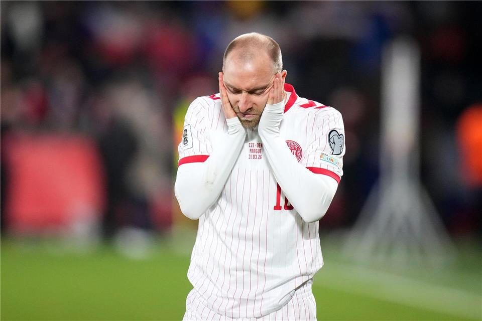 Dänemarks Christian Eriksen reagiert am Ende des WM-Qualifikationsendspiels.Petr David Josek/AP/dpa