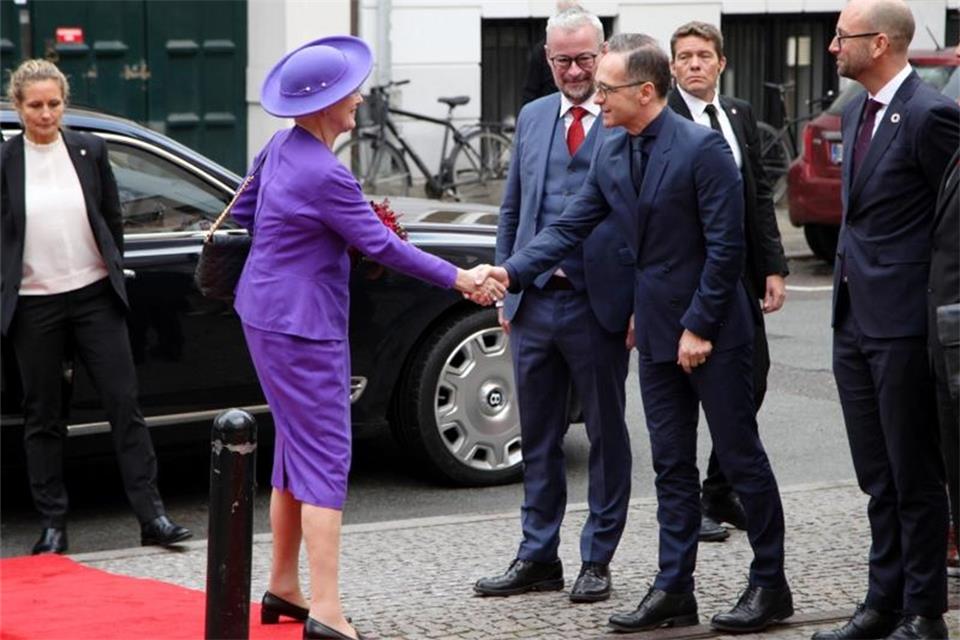 Dänemarks Königin Margrethe II. begrüßt den deutschen Außenminister Heiko Maas (SPD) vor dem dänischen Nationalmuseum. Foto: Steffen Trumpf/dpa