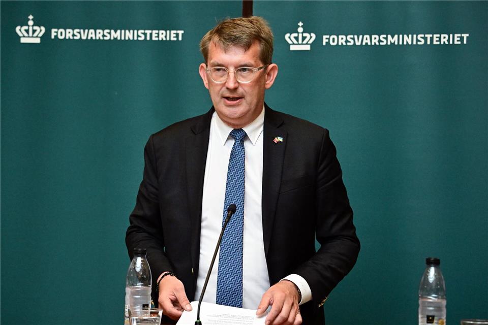 Dänemarks Verteidigungsminister Troels Lund Poulsen äußerte sich auf einer Pressekonferenz mit Justizminister Peter Hummelgaard. (Archivbild)Tobias Schwarz/AFP POOL/dpa