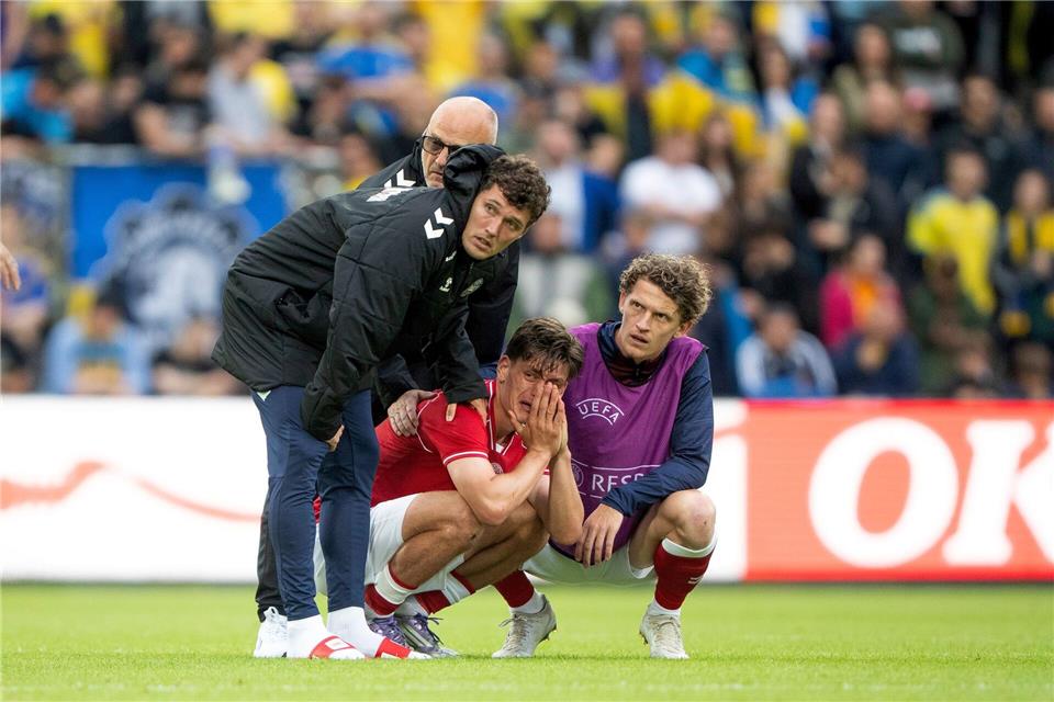 Dänische Spieler unter Schock: Joakim Maehle, Andreas Christensen und Jens Stage (von links) nach dem erneuten Zusammenbruch von Christian Eriksen.Bo Amstrup/Ritzau Scanpix Foto/AP/dpa