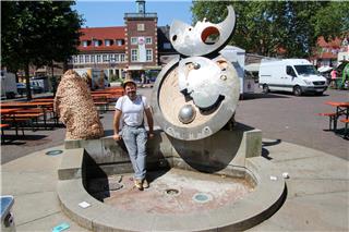 Dafür hat er den Janus-Brunnen mit ungezählten Holzklötzchen verkleidet. 