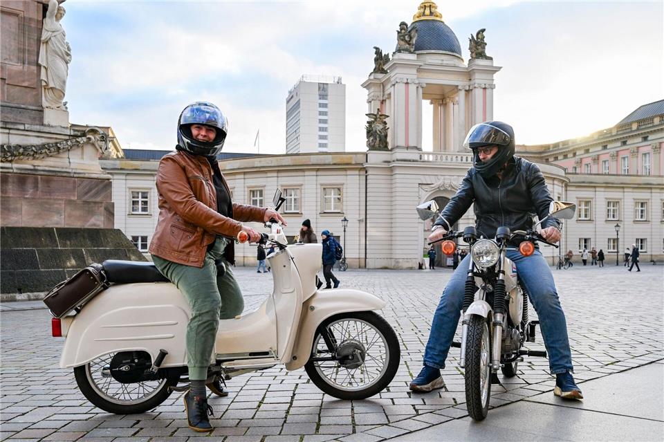 Dafür setzten sich die SPD-Abgeordneten Nadine Graßmel und Wolfgang Roick selbst auf ihre Simson-Mopeds. (Archivbild)Jens Kalaene/dpa