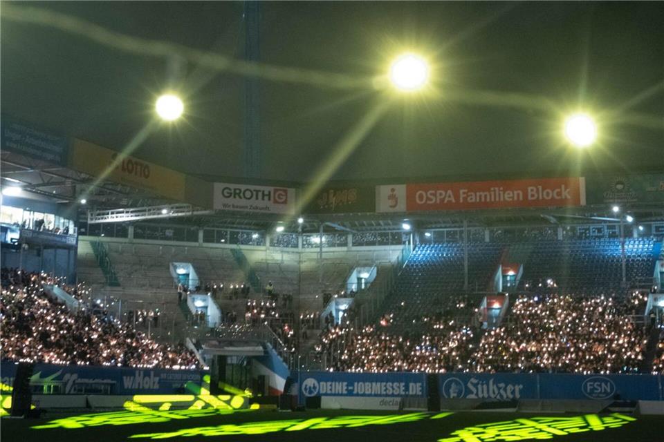 Dafür sind rund 8.000 Menschen ins Ostseestadion gekommen.Stefan Sauer/dpa