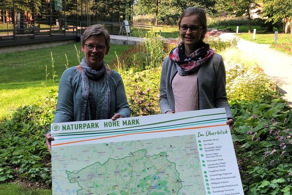 Dagmar Beckmann, Geschäftsführerin des Trägervereins Naturpark Hohe Mark (links), und Projektmanagerin Kathrin Fiß arbeiten an neuen Angeboten für Besucher der Region.