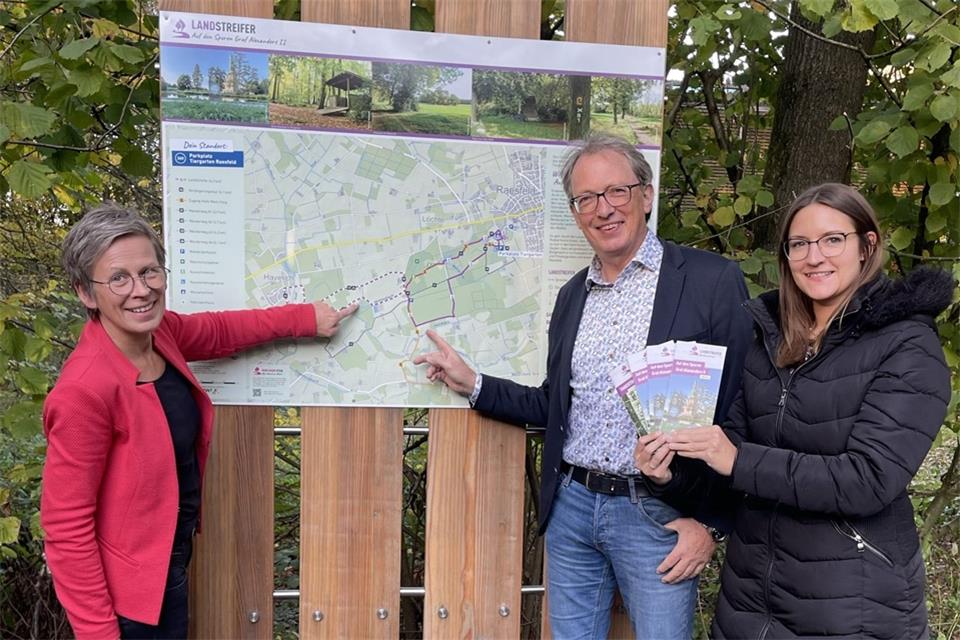 Dagmar Beckmann, die Geschäftsführerin des Naturparks, der Erste Beigeordnete Markus Büsken und Katharina Zeptner (Tourist-Info) haben einen der Rundwanderwege vorgestellt.