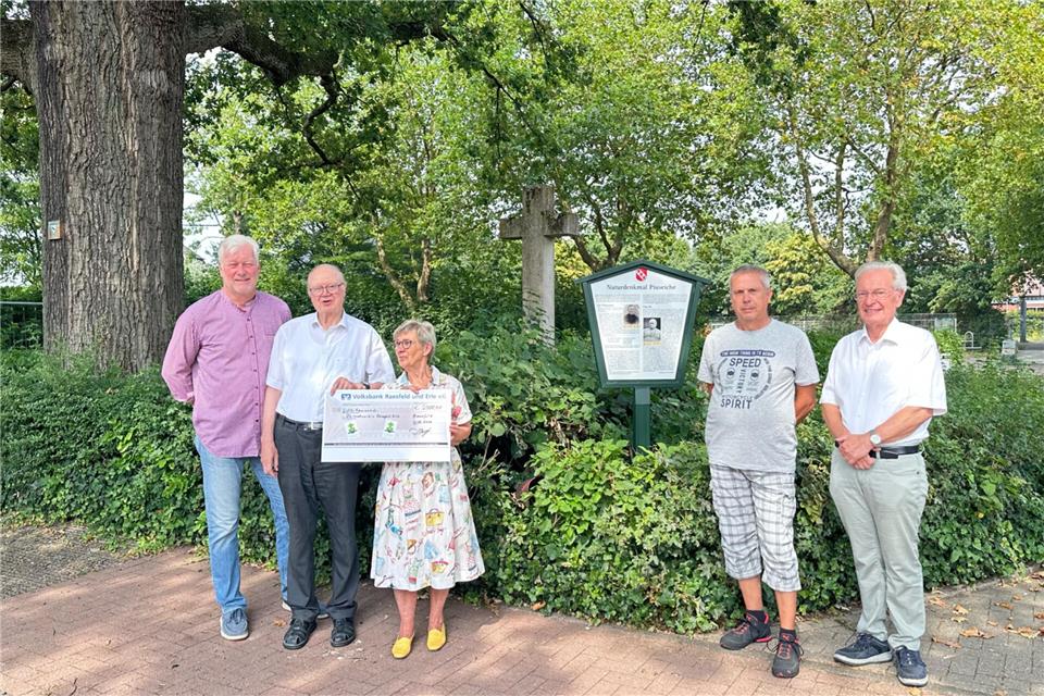 Dagmar Vogt vom Froschkönig hat den symbolischen Scheck überreicht.