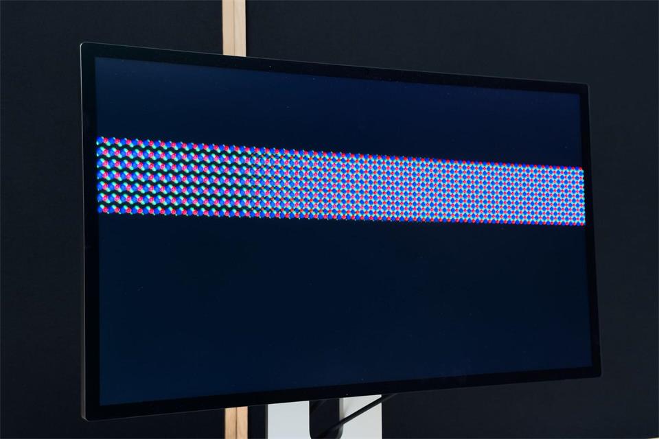 Dahinter steckt ein Infrarotscanner: Die ausgelassenen Pixel für den Face-ID-Sensor unter einem Mikroskop.Andrej Sokolow/dpa