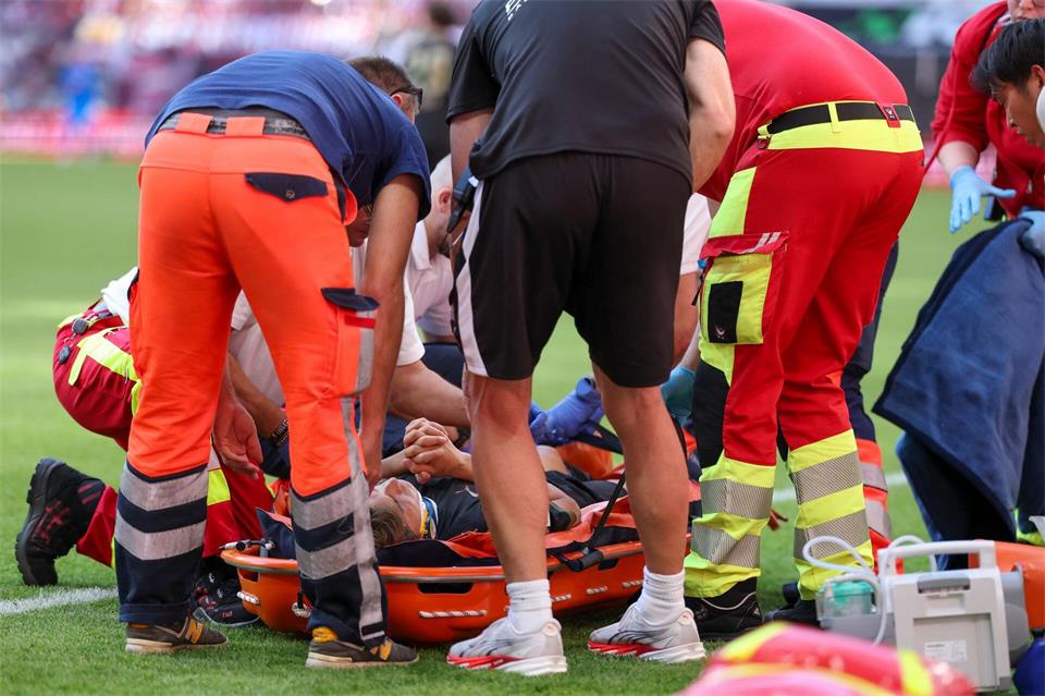 Daiki Hashioka (Bor. Mönchengladbach) musste nach einem Zusammenstoß ins Krankenhaus gebracht werden.Jan Woitas/dpa