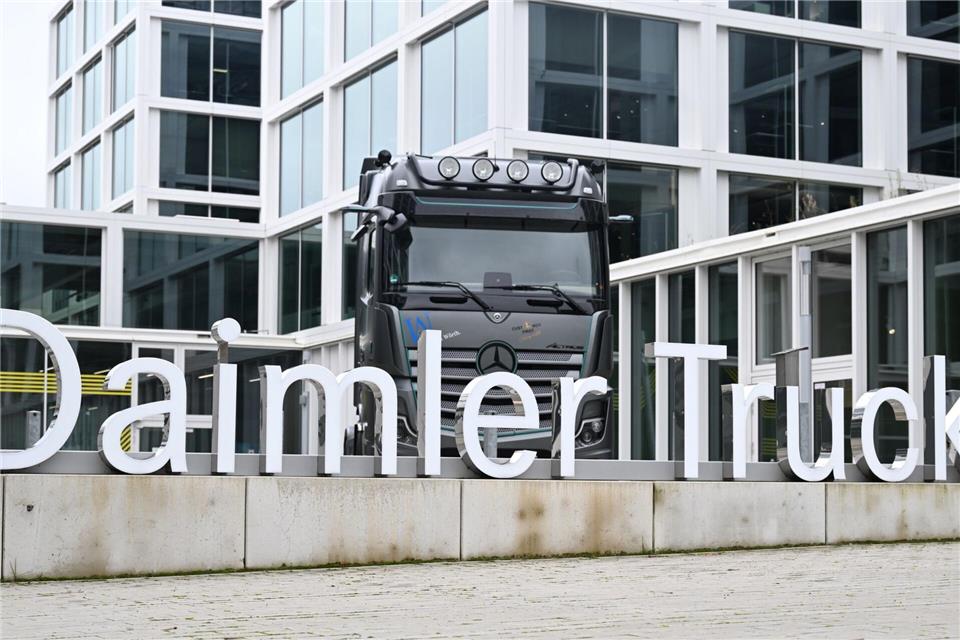Daimler Truck: Gewinn im ersten Quartal eingebrochen. (Archivbild)Bernd Weißbrod/dpa