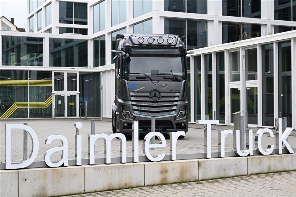 Daimler Truck: Konzern plant neues Werk in Tschechien. (Archivbild)Bernd Weißbrod/dpa
