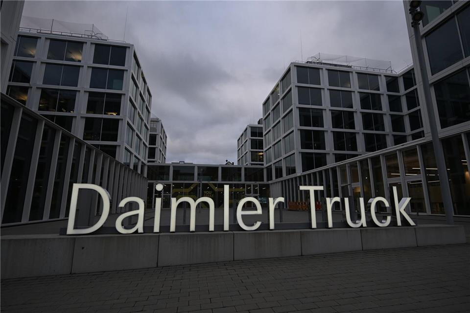 Daimler Truck schmiedet Allianz mit US-Rüstungsunternehmen Daimler Truck hat eine Partnerschaft mit einem US-Rüstungsunternehmen vereinbart. (Archivbild)Bernd Weißbrod/dpa