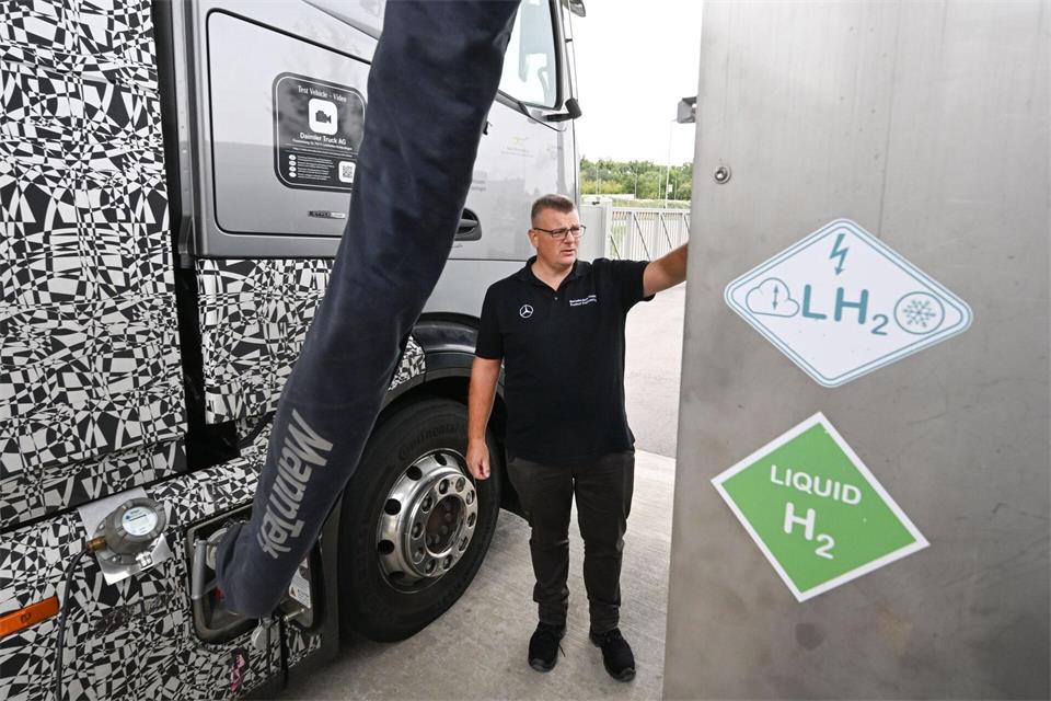 Daimler Truck verfolgt eine Doppelstrategie und setzt neben batterieelektrischen Lkw auch auf wasserstoffbetriebene Fahrzeuge. (Archivbild) Bernd Weißbrod/dpa