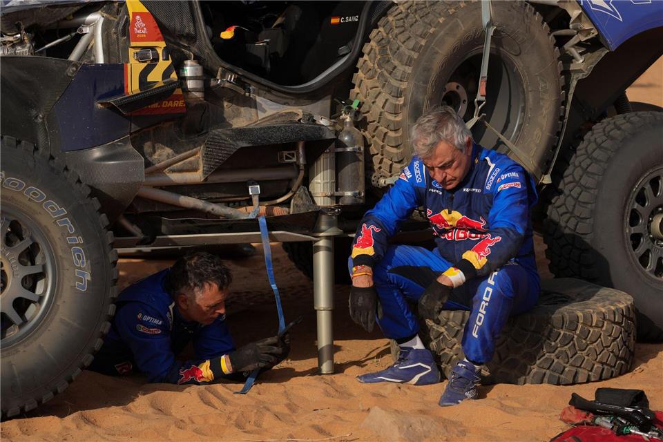 Dakar-Rallye: Sainz und Cruz reparieren AutoThibault Camus/AP/dpa