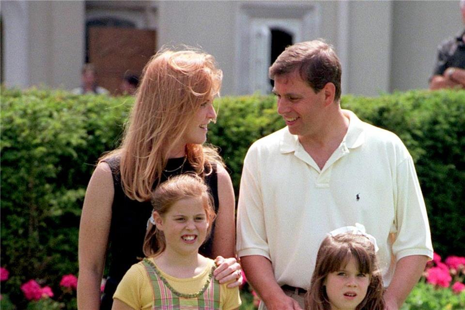 Damals noch eine glückliche Familie: Ex-Prinz Andrew mit seiner Ex-Frau Sarah Ferguson und den beiden Töchtern Beatrice und Eugenie. (Archivbild)Andrew Stuart/PA Wire/dpa