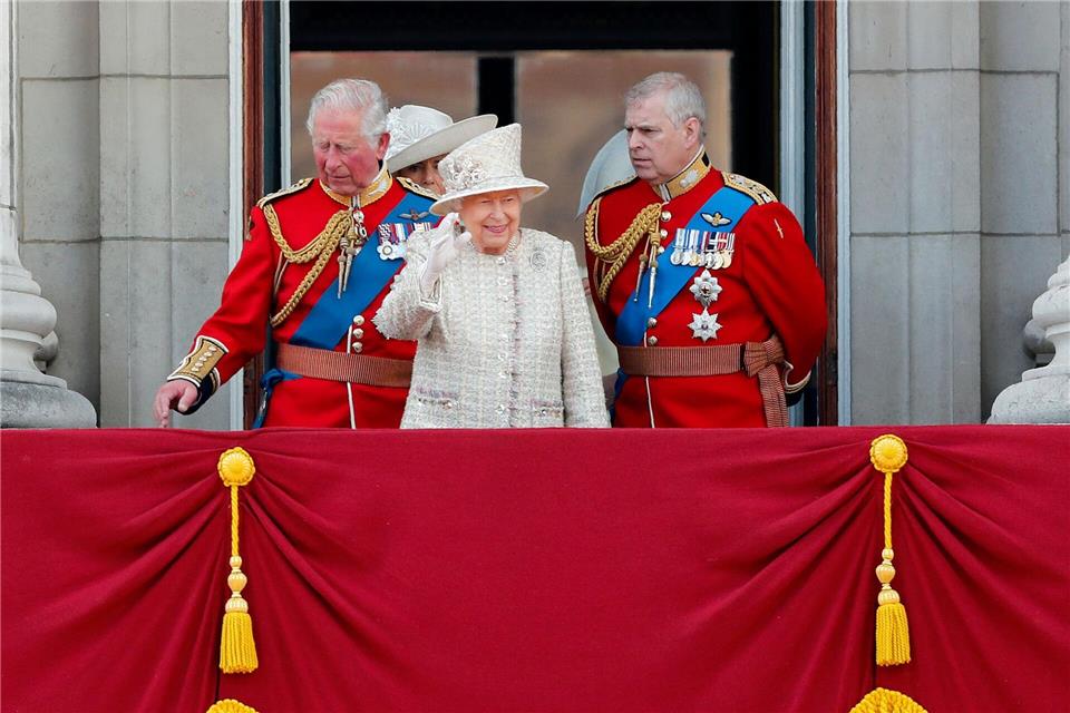 Paukenschlag im Palast: Prinz Andrew bald nicht mehr Prinz  Damals war er noch Herzog von York: Andrew (rechts) mit seiner inzwischen verstorbenen Mutter, der Königin Elizabeth II., und seinem Bruder Charles. (Archivbild)Frank Augstein/AP/dpa