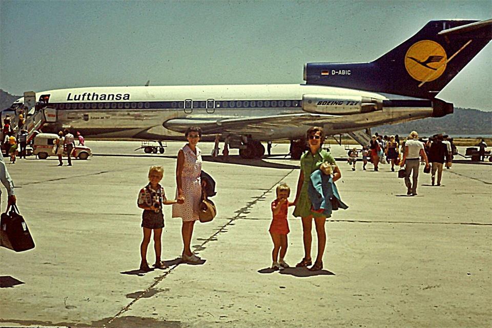 Damals war man noch wer als Deutscher: Touristen aus dem Ruhrgebiet kommen 1973 - noch zur Zeit von Diktator Franco - auf dem Flughafen von Ibiza an. (Archivbild)Christoph  Driessen/dpa