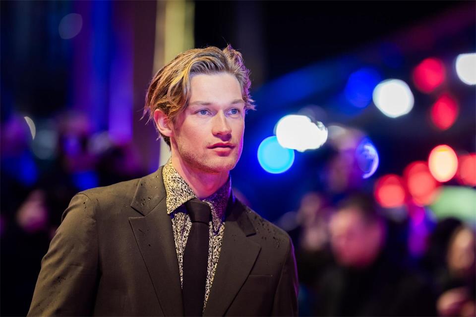 Damian Hardung ist Star der Romanze „Maxton Hall“.Christoph Soeder/dpa