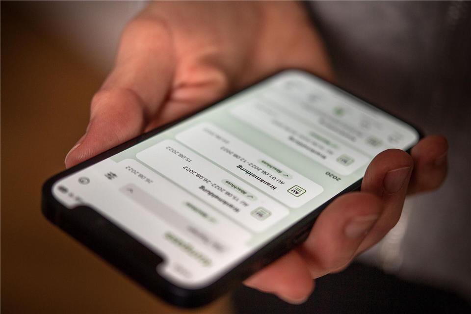 Damit das Krankengeld ohne Unterbrechung weitergezahlt wird, müssen Versicherte rechtzeitig selbst eine Folgebescheinigung ihrer Arbeitsunfähigkeit einholen.picture alliance/dpa/dpa-tmn