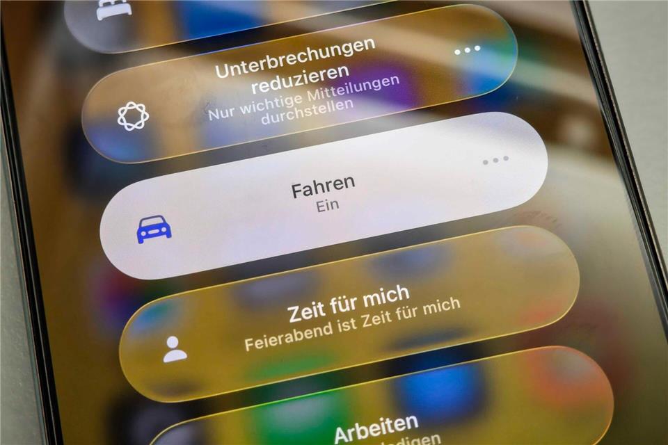 Damit das Smartphone-Ping nicht ablenkt: Der Fahrfokus schaltet Mitteilungen stumm, bis man wieder aussteigt.Till Simon Nagel/dpa-tmn