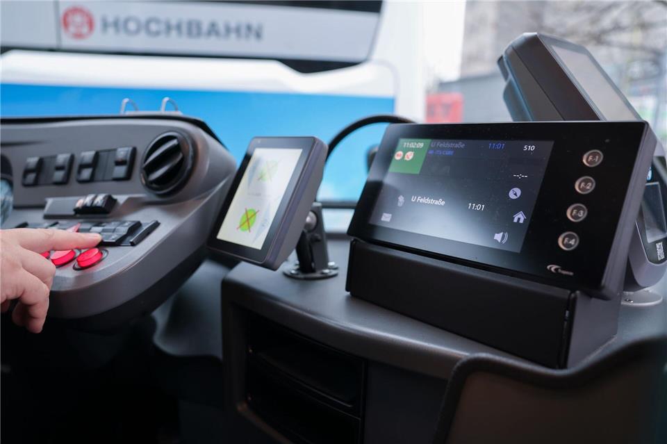 Damit das in Echtzeit klappt, sollen alle 2.000 Busse der Stadt und rund 600 Ampeln bis 2030 mit dem intelligenten Verkehrssystem ausgestattet werden. Christian Charisius/dpa