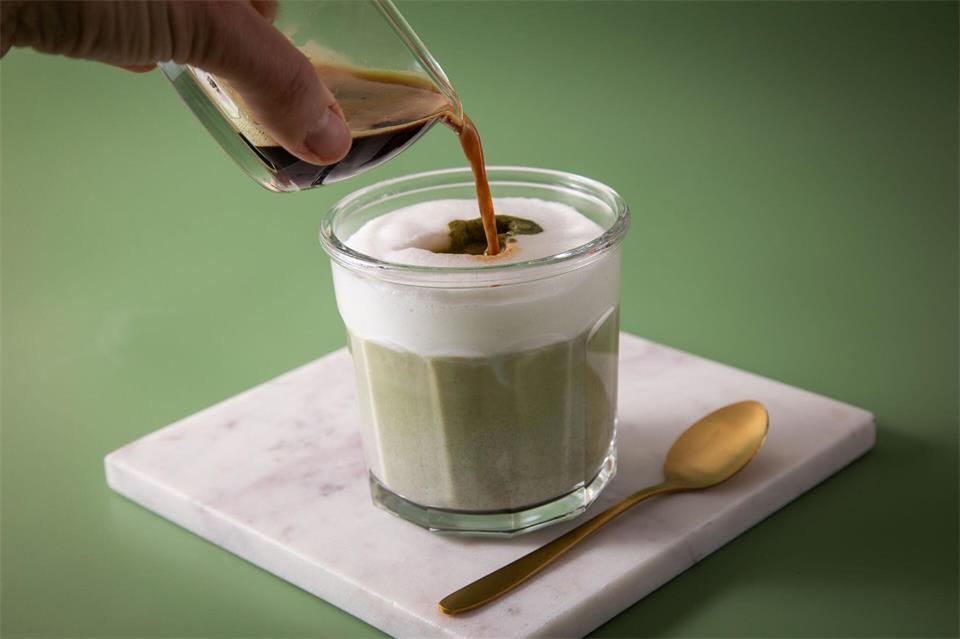 Damit der Dirty-Effekt gelingt, muss der frisch gebrühte Espresso ganz langsam eingegossen werden.Christin Klose/dpa-tmn