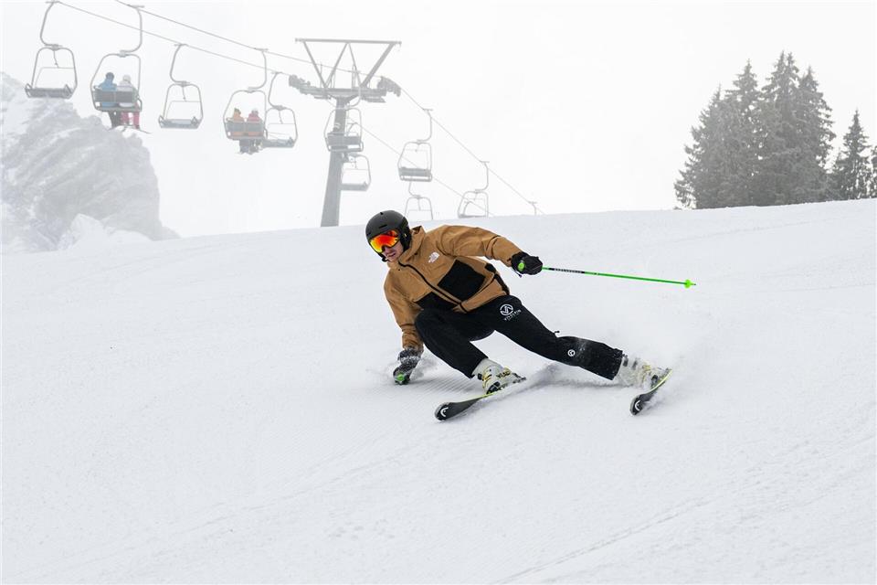 Damit der Skihelm auf der Piste perfekt schützt, sollte er am besten im Geschäft ausprobiert werden.picture alliance / dpa-tmn