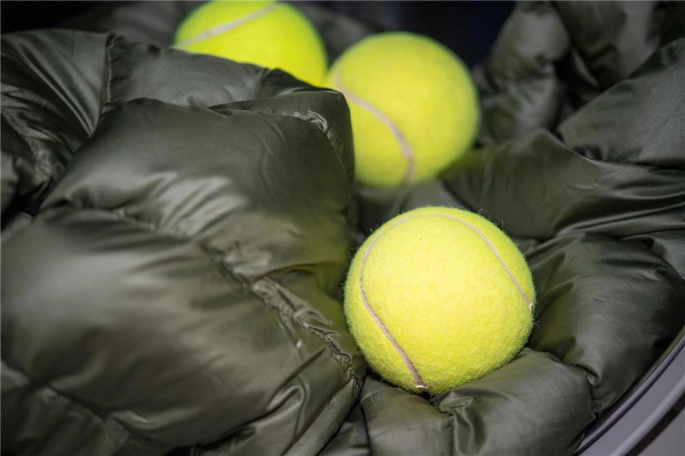 Damit die Daunen fluffig bleiben, können Tennisbälle im Wäschetrockner hilfreich sein.picture alliance / dpa-tmn
