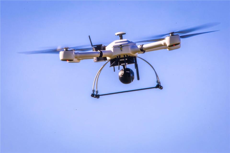 Damit die Drohne selbstständig ohne direkten Sichtkontakt und ohne Piloten fliegen kann, ist sie mit dem 5G-Mobilfunknetz verbunden.Jens Büttner/dpa