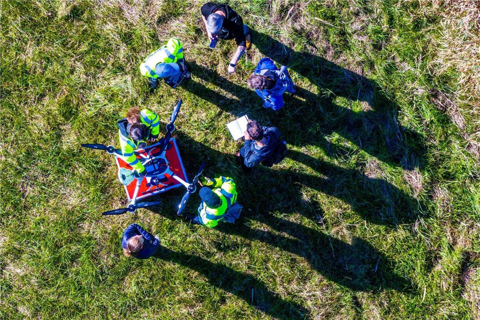 Damit die Drohne selbstständig ohne direkten Sichtkontakt und ohne Piloten fliegen kann, ist sie mit dem 5G-Mobilfunknetz verbunden.Jens Büttner/dpa