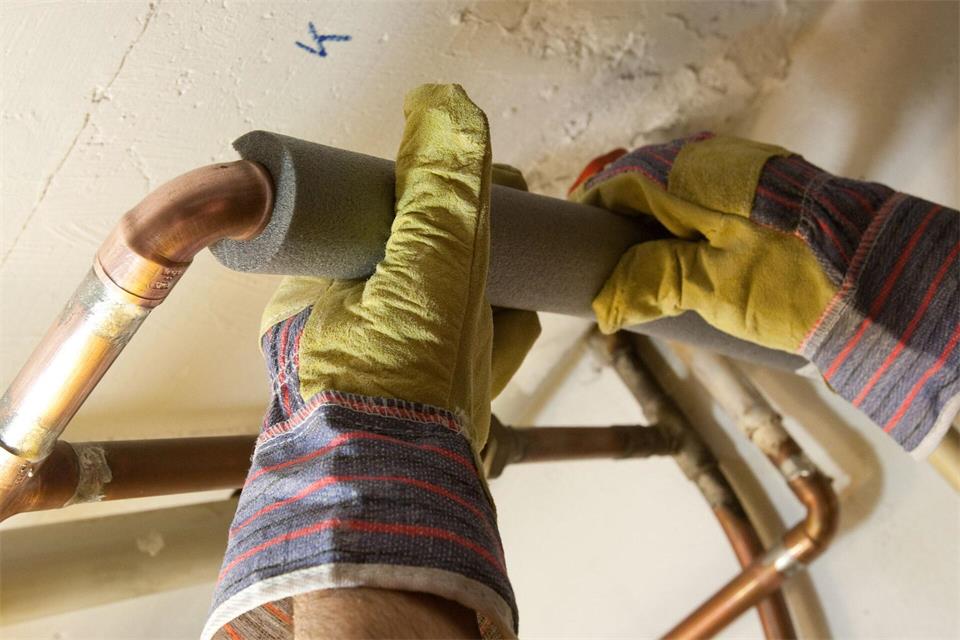 Damit die Wärme nicht schon im Keller verpufft: Ungedämmte Heizungsrohre zu isolieren, kann Energie und Geld sparen.Kai Remmers/dpa Themendienst/dpa-tmn