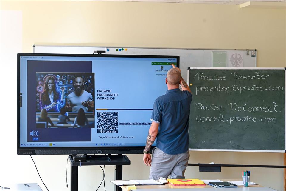 Damit digitale Endgeräte wie Tafeln und iPads in der Schule reibungslos funktionieren, ist IT-Support erforderlich. (Archivbild)Heiko Rebsch/dpa