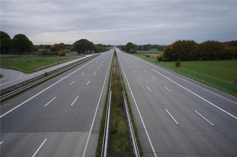 Damit drei Brücken über der A1 erneuert werden können, wird es auf der A1 zwischen Hamburg und Lübeck bis Sommer 2028 enger. (Archivbild)Marcus Brandt/dpa