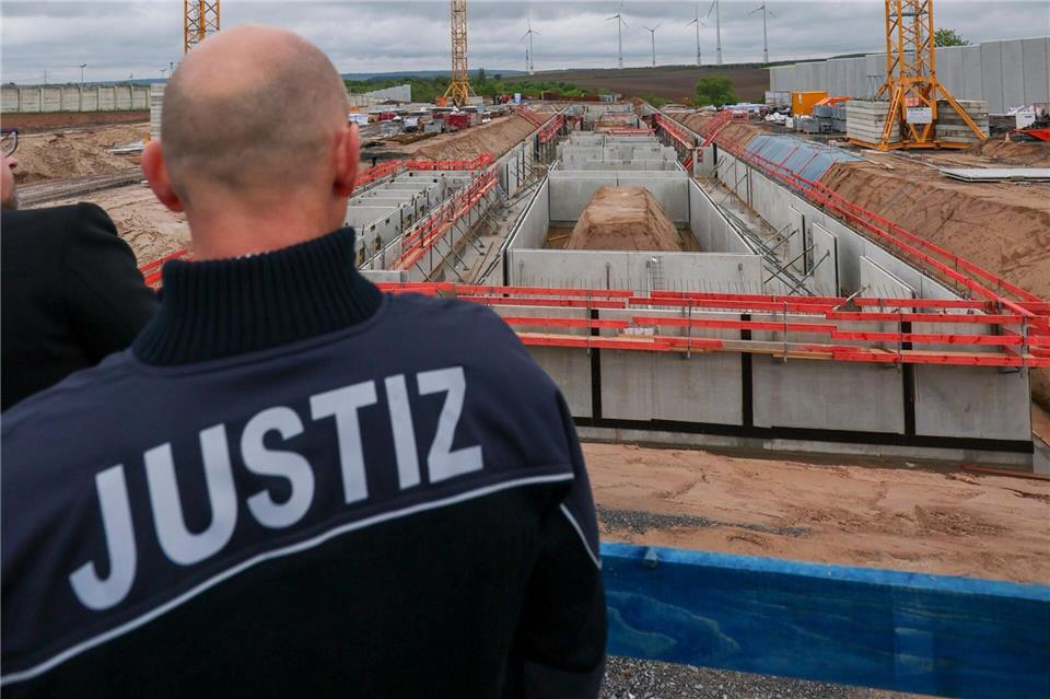 Damit erhöht sich die Kapazität der JVA von 191 auf künftig rund 285 Haftplätze.Jan Woitas/dpa