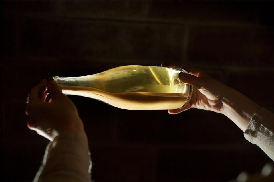 Damit es ein zweites Mal gärt, kommt bei der Champagner-Methode ein Hefedepot in die Schaumweinflasche. DWI/deutscheweine.de/dpa-tmn