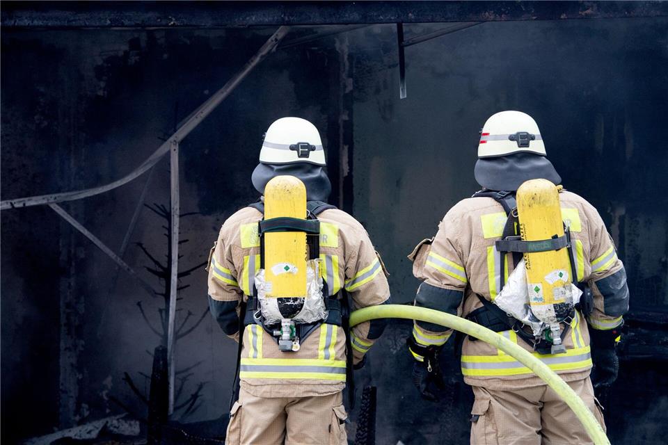 Damit es gar nicht erst zu einem Brand kommt - offenes Feuer nie unbeaufsichtigt lassen und Elektrogeräte nicht laden, während man schläft.Zacharie Scheurer/dpa-tmn